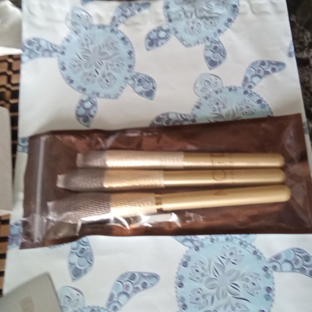 SET OF 3 MOTD COSMETICS BRUSHES